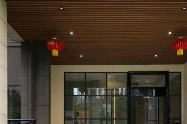 小区门两侧的房子风水